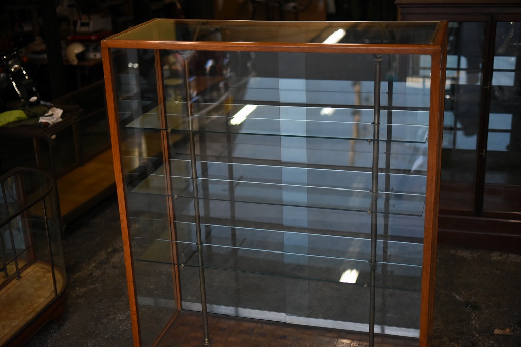 108404 販売及び長期リース店舗什器　英国製アンティーク　4段　ガラスショーケース 　