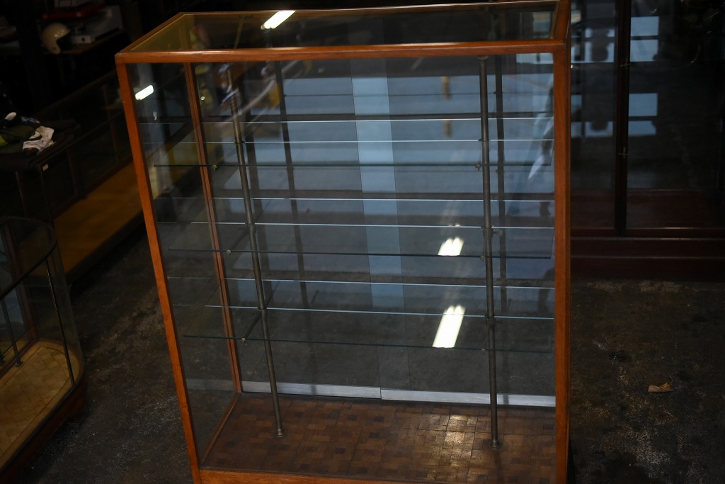 108404 販売及び長期リース店舗什器　英国製アンティーク　4段　ガラスショーケース 　