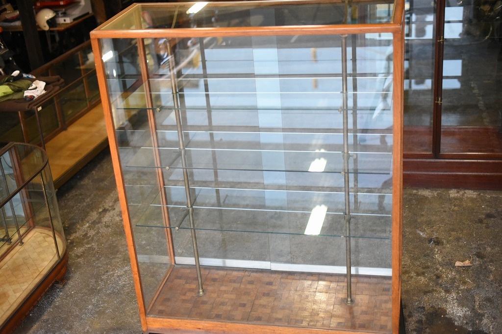 108404 販売及び長期リース店舗什器　英国製アンティーク　4段　ガラスショーケース 　