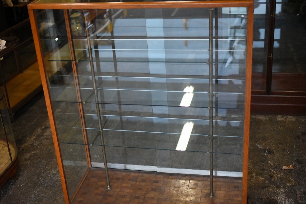 108404 販売及び長期リース店舗什器　英国製アンティーク　4段　ガラスショーケース 　