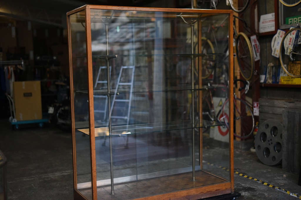 108404 販売及び長期リース店舗什器　英国製アンティーク　4段　ガラスショーケース 　