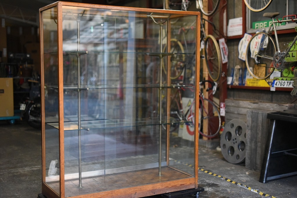 108404 販売及び長期リース店舗什器　英国製アンティーク　4段　ガラスショーケース 　