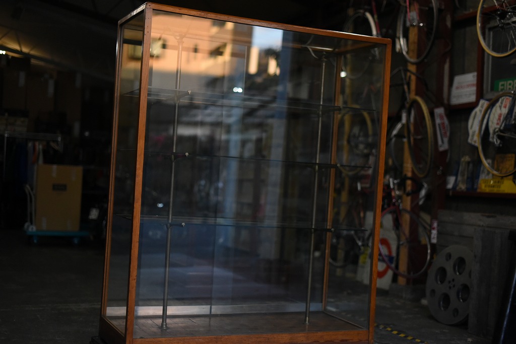 108404 販売及び長期リース店舗什器　英国製アンティーク　4段　ガラスショーケース 　