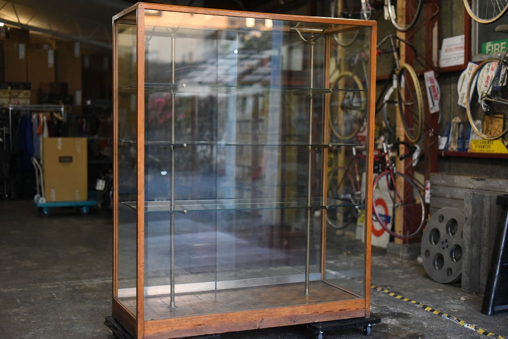 108404 販売及び長期リース店舗什器　英国製アンティーク　4段　ガラスショーケース 　