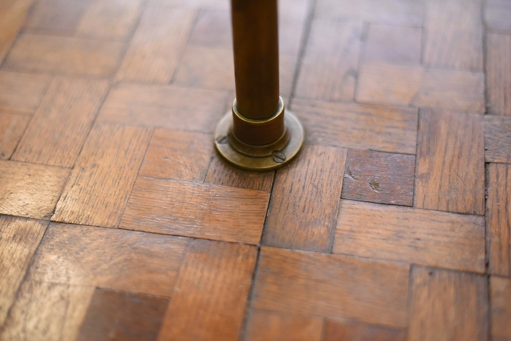 108404 販売及び長期リース店舗什器　英国製アンティーク　4段　ガラスショーケース 　