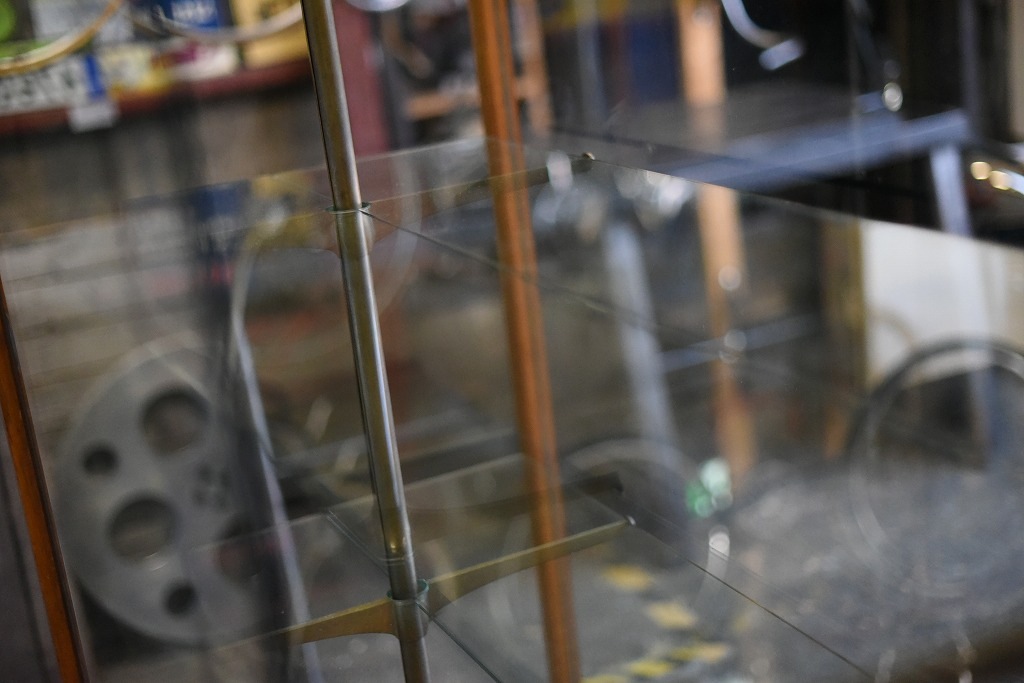 108404 販売及び長期リース店舗什器　英国製アンティーク　4段　ガラスショーケース 　