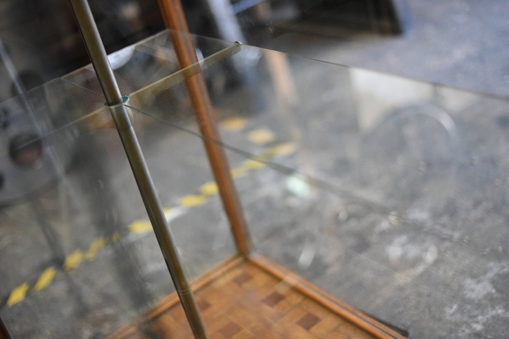 108404 販売及び長期リース店舗什器　英国製アンティーク　4段　ガラスショーケース 　