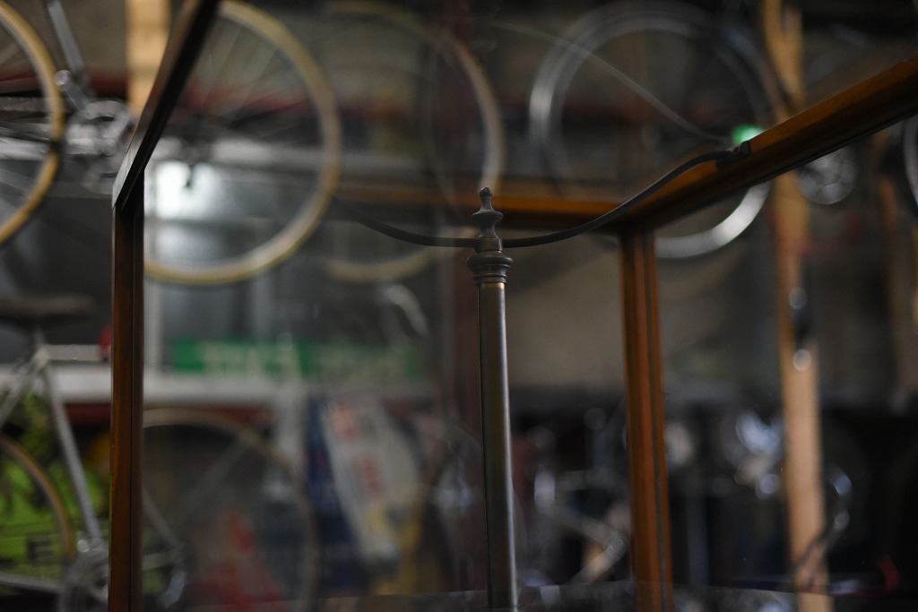 108404 販売及び長期リース店舗什器　英国製アンティーク　4段　ガラスショーケース 　