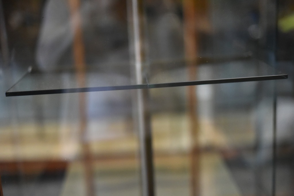 108404 販売及び長期リース店舗什器　英国製アンティーク　4段　ガラスショーケース 　