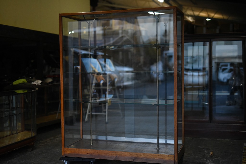 108404 販売及び長期リース店舗什器　英国製アンティーク　4段　ガラスショーケース 　