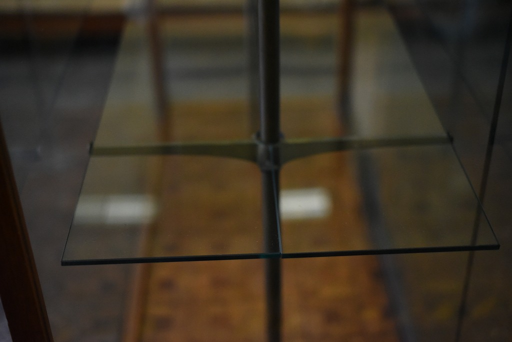 108404 販売及び長期リース店舗什器　英国製アンティーク　4段　ガラスショーケース 　