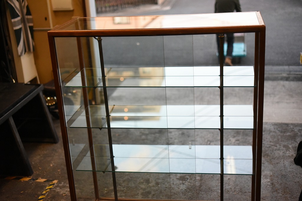 108404 販売及び長期リース店舗什器　英国製アンティーク　4段　ガラスショーケース 　