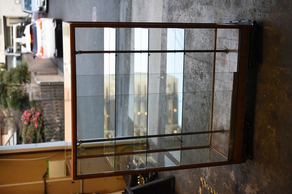 108404 販売及び長期リース店舗什器　英国製アンティーク　4段　ガラスショーケース 　