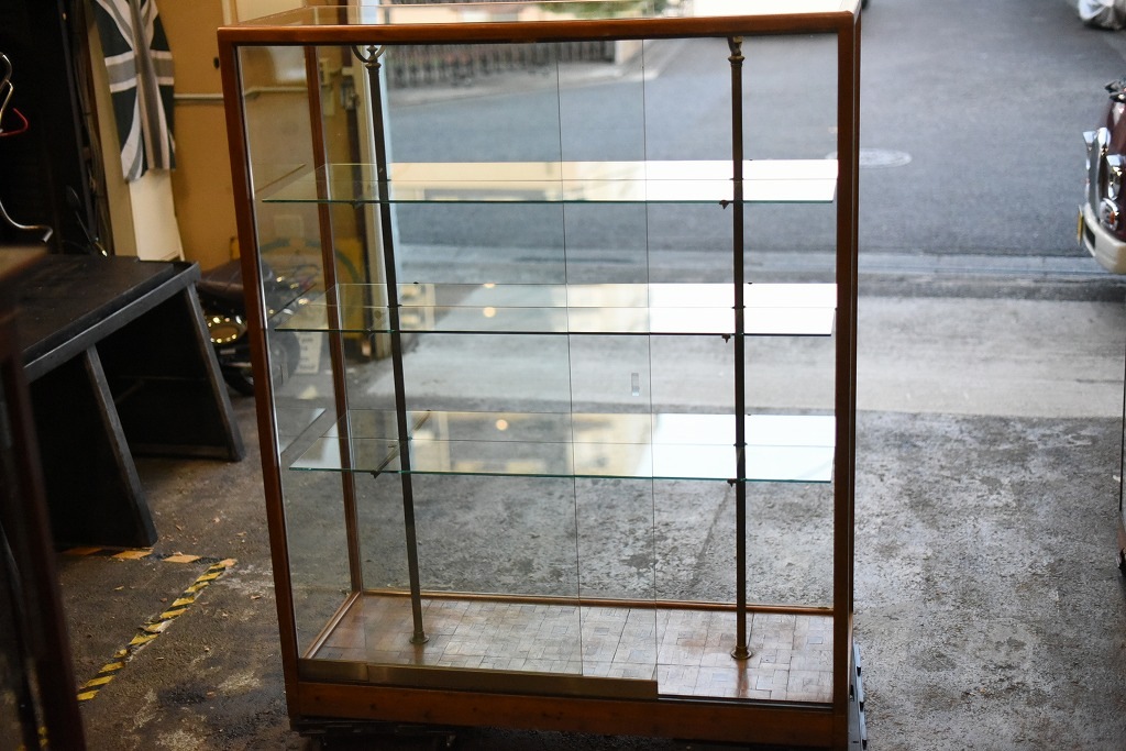 108404 販売及び長期リース店舗什器　英国製アンティーク　4段　ガラスショーケース 　