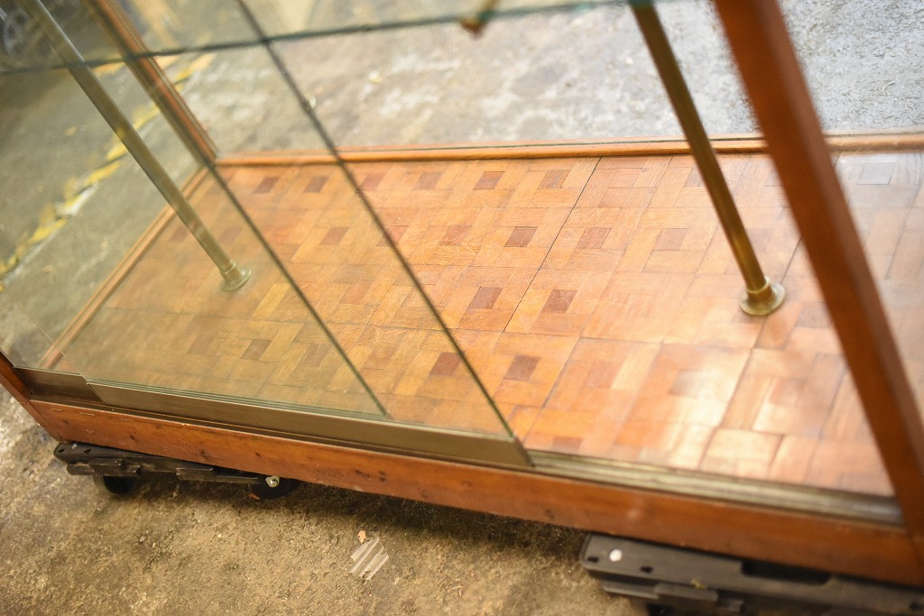 108404 販売及び長期リース店舗什器　英国製アンティーク　4段　ガラスショーケース 　