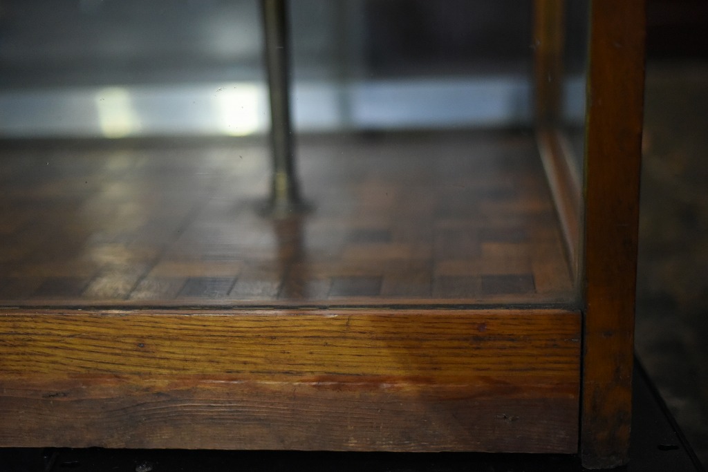 108404 販売及び長期リース店舗什器　英国製アンティーク　4段　ガラスショーケース 　