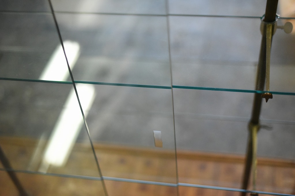 108404 販売及び長期リース店舗什器　英国製アンティーク　4段　ガラスショーケース 　