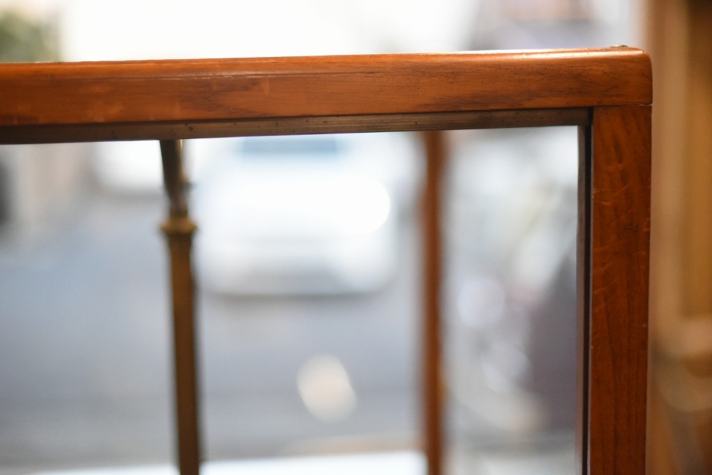 108404 販売及び長期リース店舗什器　英国製アンティーク　4段　ガラスショーケース 　