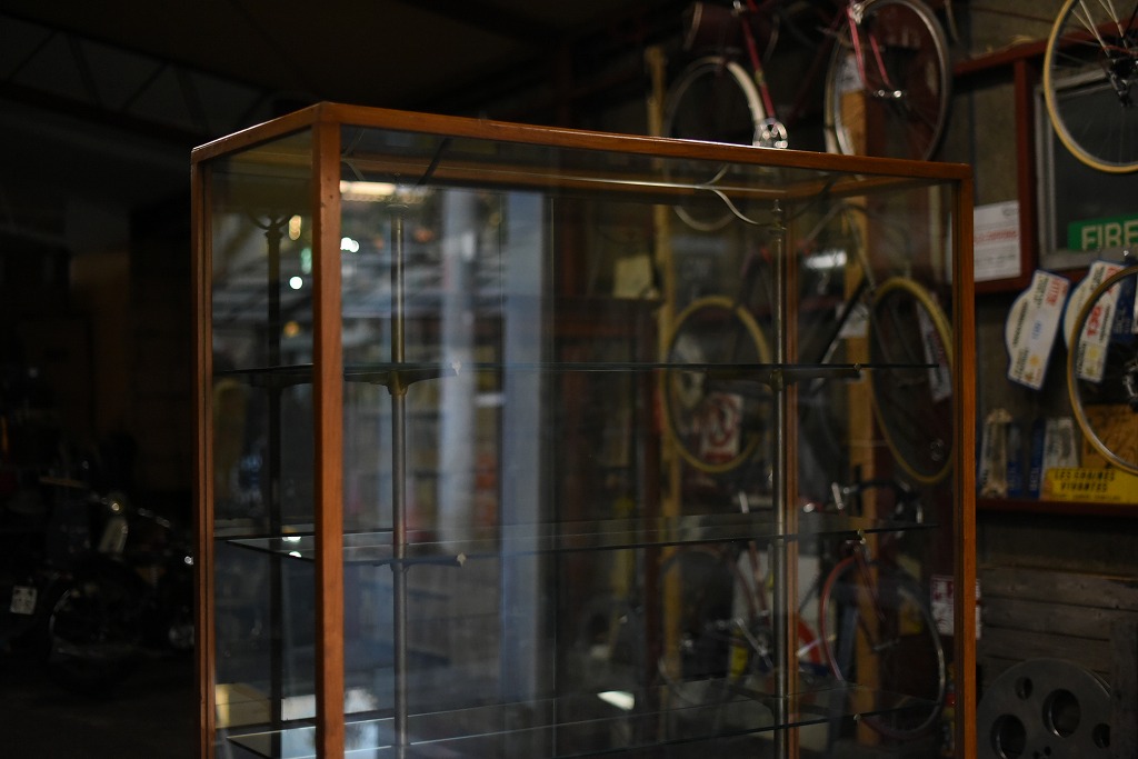 108404 販売及び長期リース店舗什器　英国製アンティーク　4段　ガラスショーケース 　