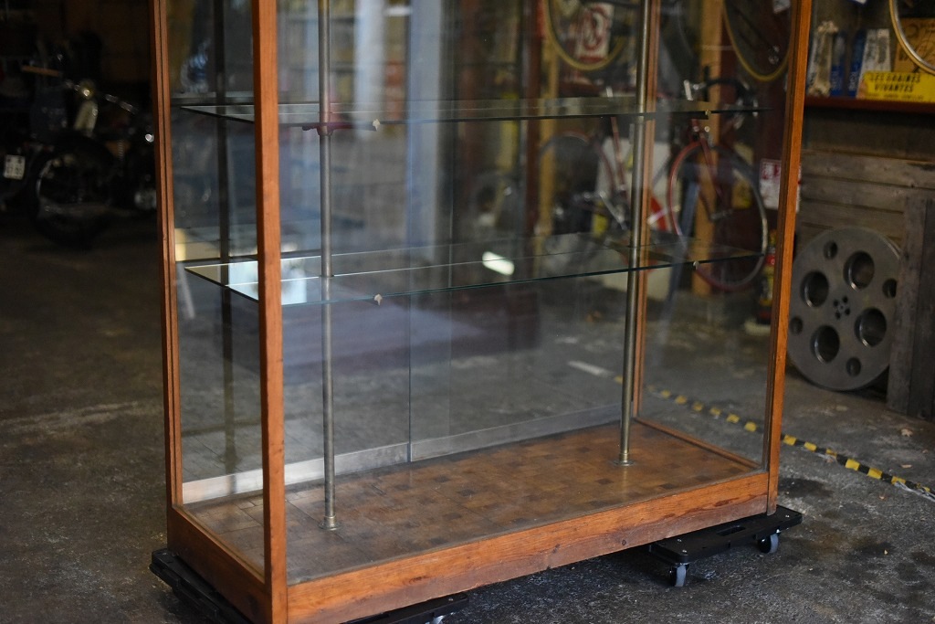 108404 販売及び長期リース店舗什器　英国製アンティーク　4段　ガラスショーケース 　