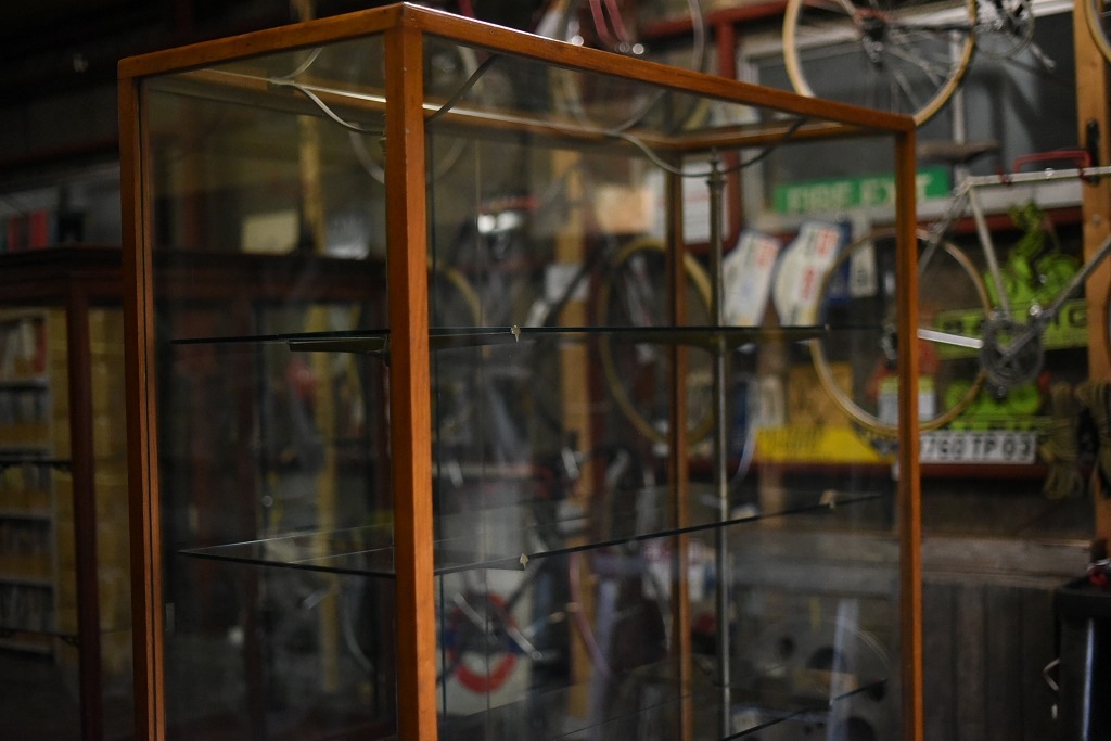 108404 販売及び長期リース店舗什器　英国製アンティーク　4段　ガラスショーケース 　