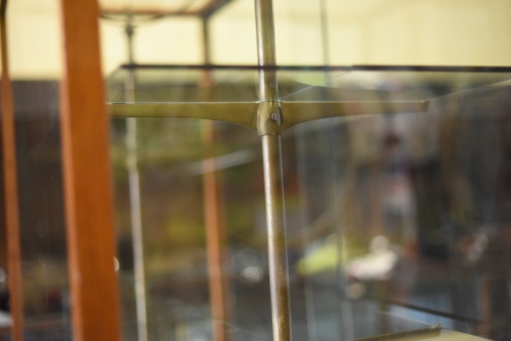 108404 販売及び長期リース店舗什器　英国製アンティーク　4段　ガラスショーケース 　