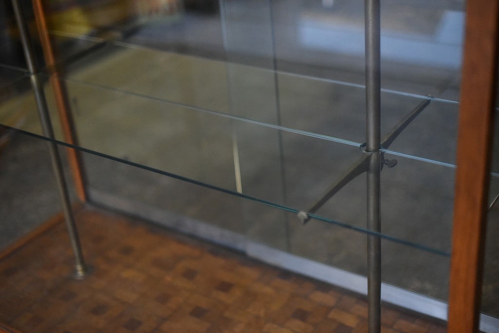 108404 販売及び長期リース店舗什器　英国製アンティーク　4段　ガラスショーケース 　