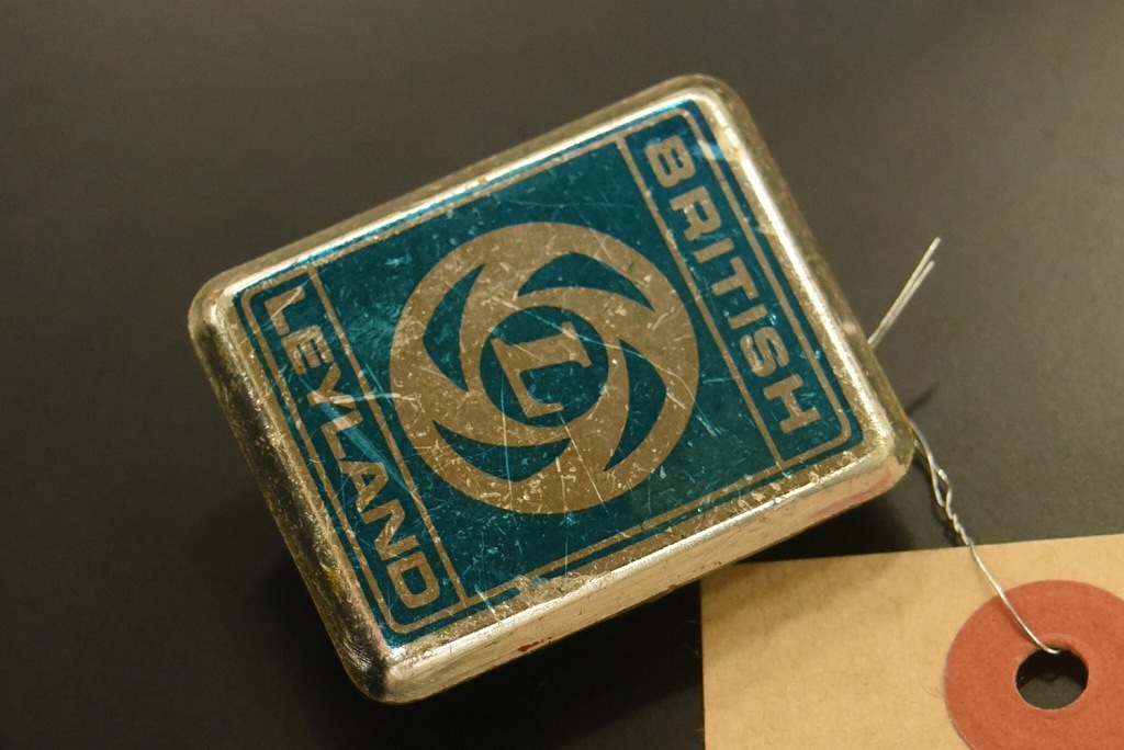 104511 ヴィンテージ 「BRITISH LEYLAND ブリティッシュ・レイランド」 旧車 エンブレム 英国 MADE IN ENGLAND