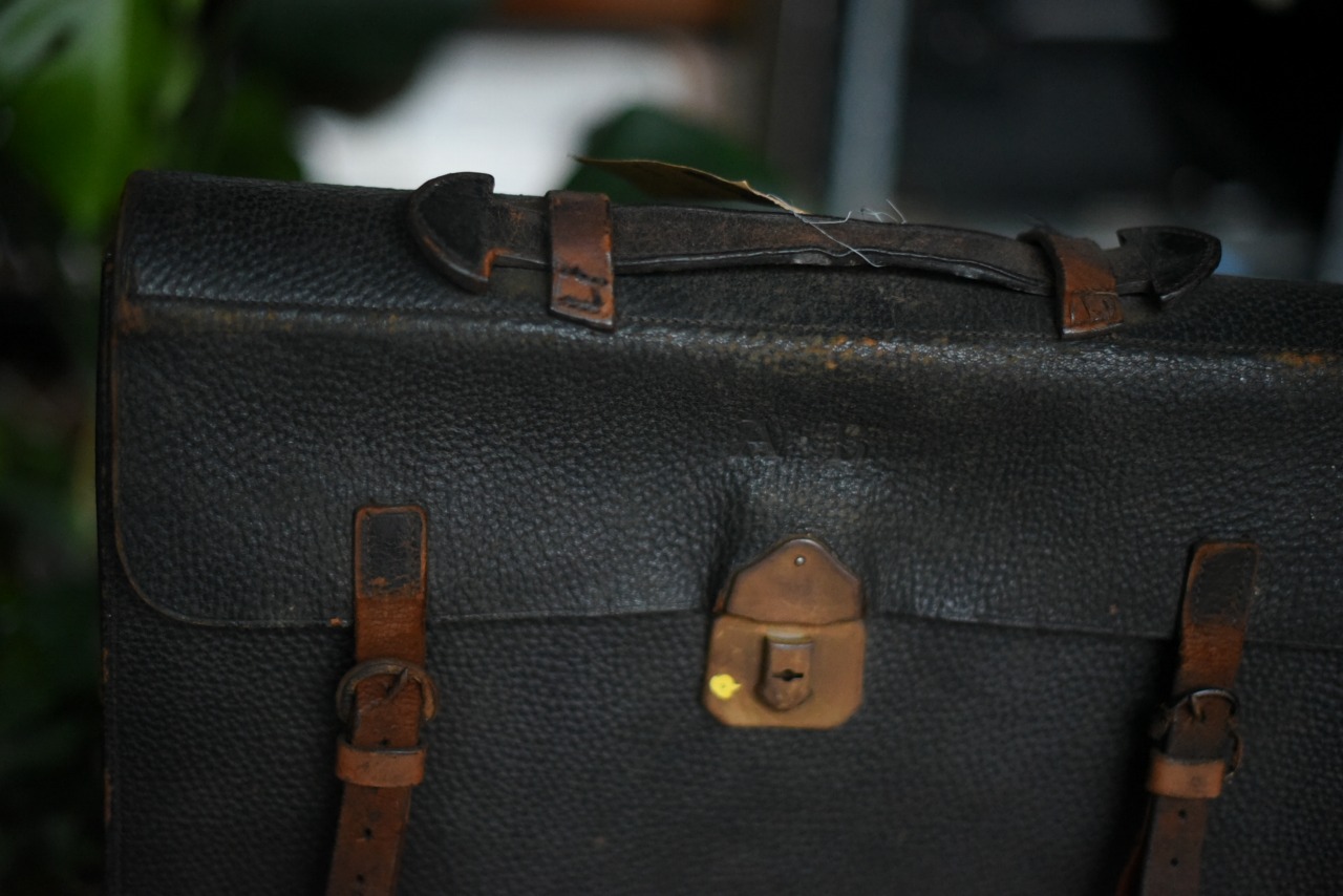100400 ヴィンテージ　バッグ　ブリーフケース 　破れ有り　MADE IN ENGLAND