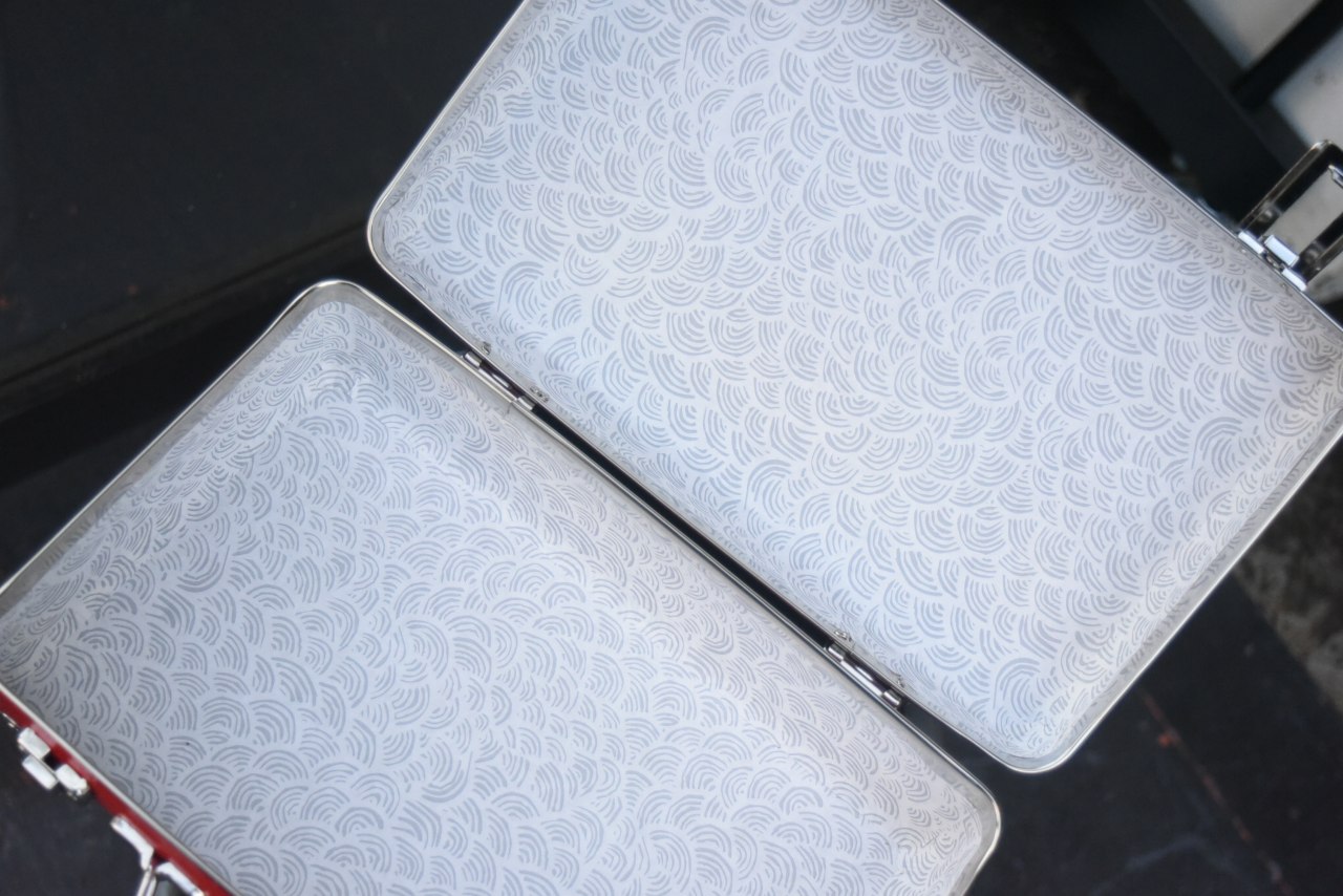 5503 30cm SS レッド 「KAZETO社」　トランクケース 90年以上の歴史を誇るチェコの伝統的トランクメーカー　