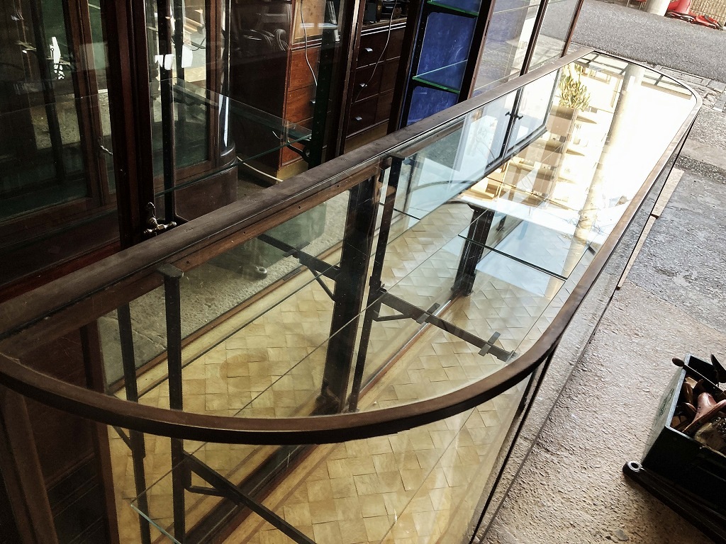 108407 販売及び長期リース店舗什器　英国製アンティーク　2段　曲面　ガラスショーケース 　