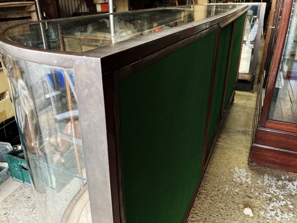 108407 販売及び長期リース店舗什器　英国製アンティーク　2段　曲面　ガラスショーケース 　