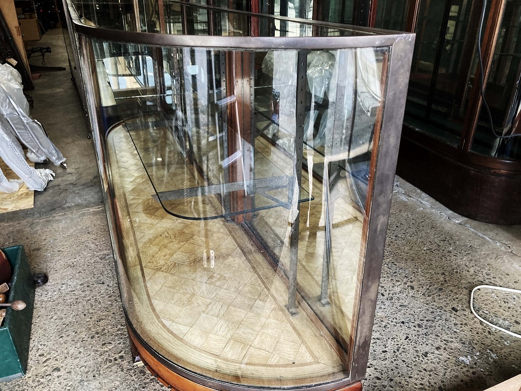 108407 販売及び長期リース店舗什器　英国製アンティーク　2段　曲面　ガラスショーケース 　