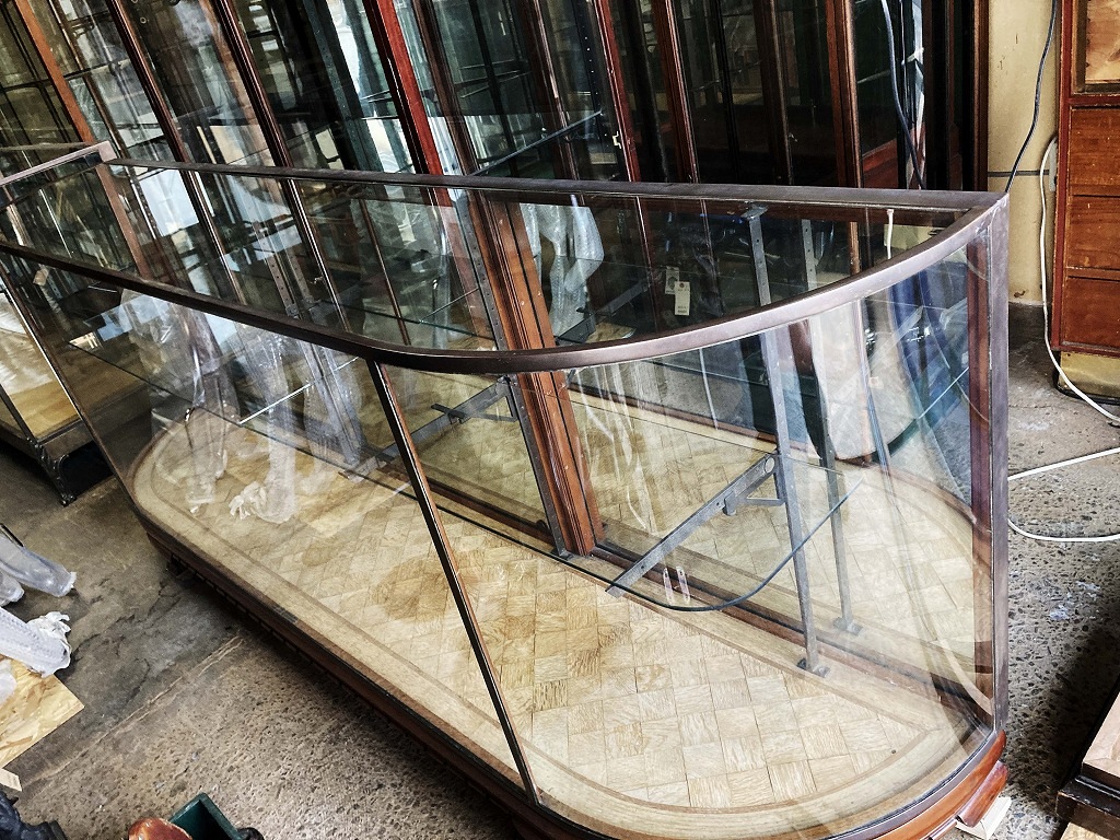 108407 販売及び長期リース店舗什器　英国製アンティーク　2段　曲面　ガラスショーケース 　