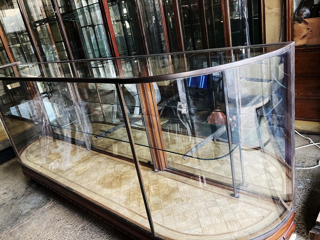 108407 販売及び長期リース店舗什器　英国製アンティーク　2段　曲面　ガラスショーケース 　