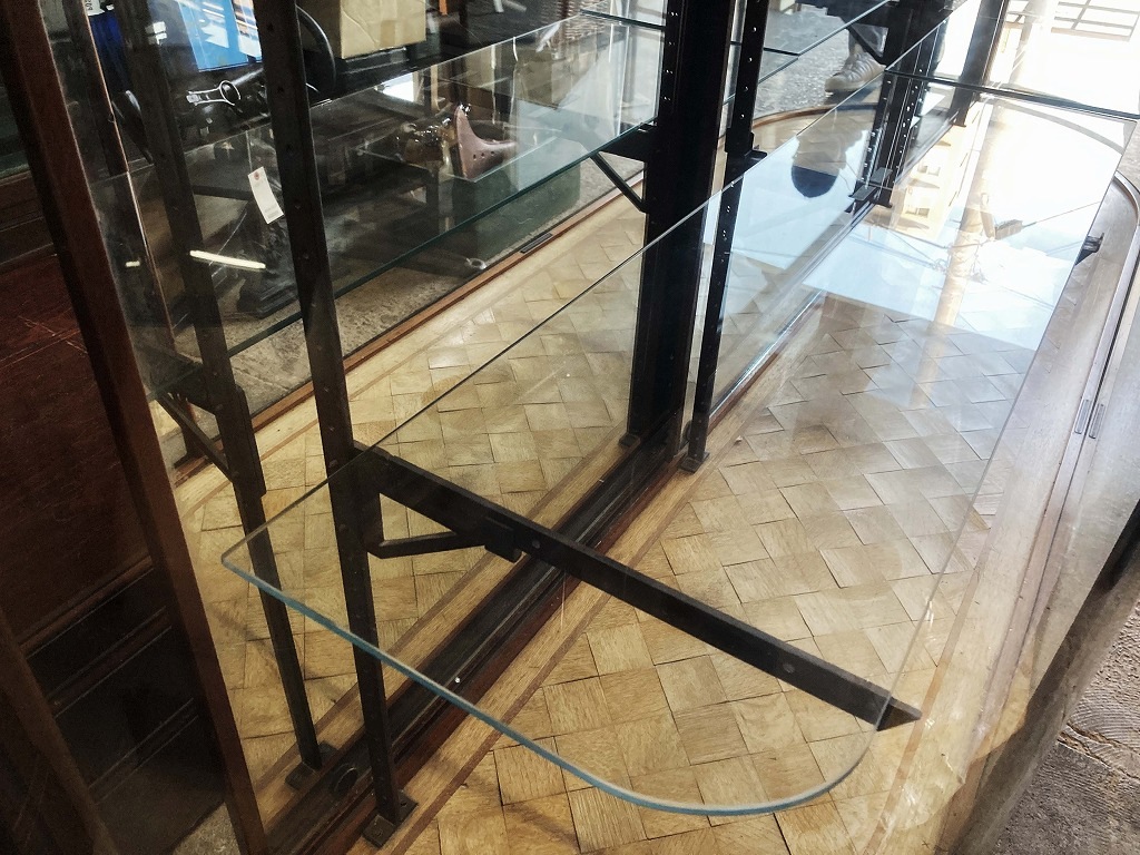 108407 販売及び長期リース店舗什器　英国製アンティーク　2段　曲面　ガラスショーケース 　