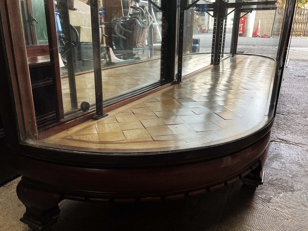 108407 販売及び長期リース店舗什器　英国製アンティーク　2段　曲面　ガラスショーケース 　