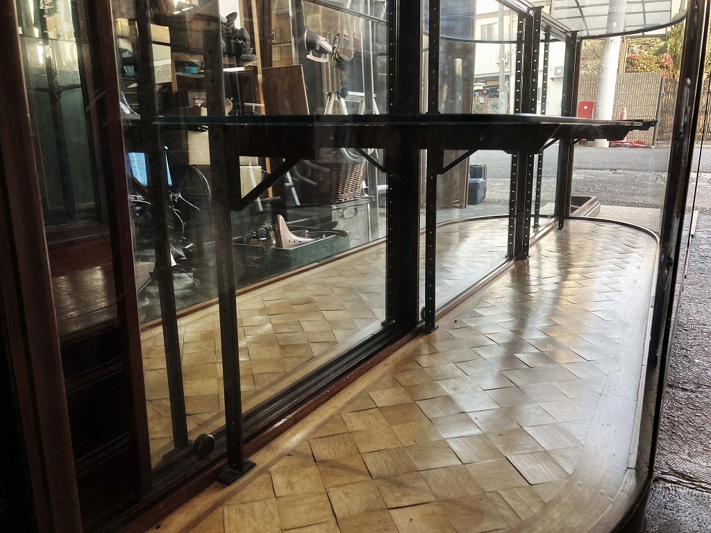 108407 販売及び長期リース店舗什器　英国製アンティーク　2段　曲面　ガラスショーケース 　