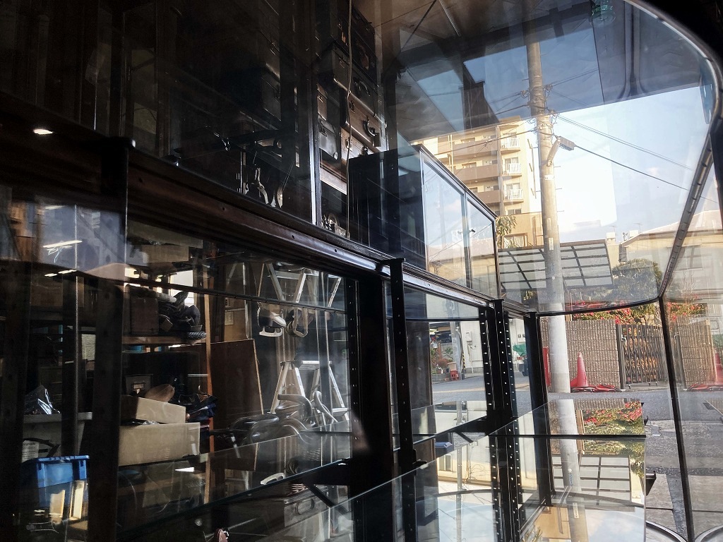 108407 販売及び長期リース店舗什器　英国製アンティーク　2段　曲面　ガラスショーケース 　