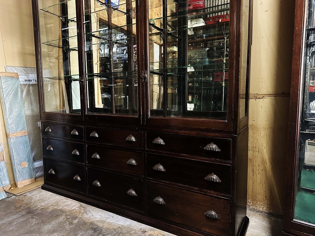 108410 販売及び長期リース店舗什器　英国製アンティーク　4段ガラス棚　3段引き出し付　ガラスショーケース 　