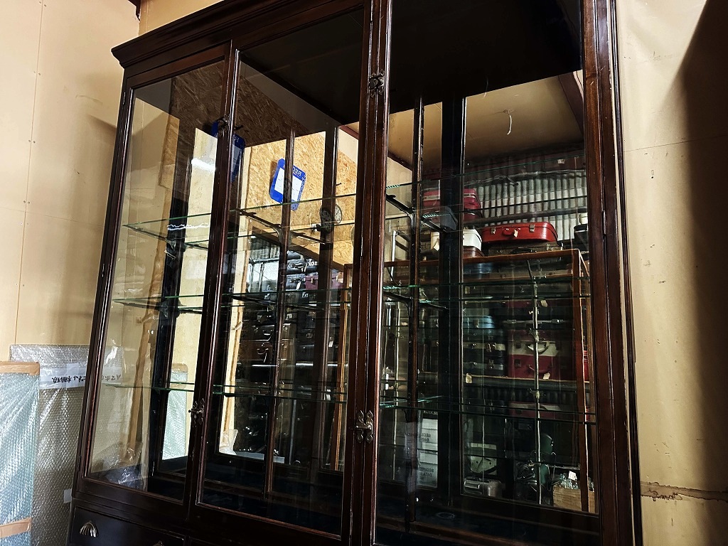 108410 販売及び長期リース店舗什器　英国製アンティーク　4段ガラス棚　3段引き出し付　ガラスショーケース 　