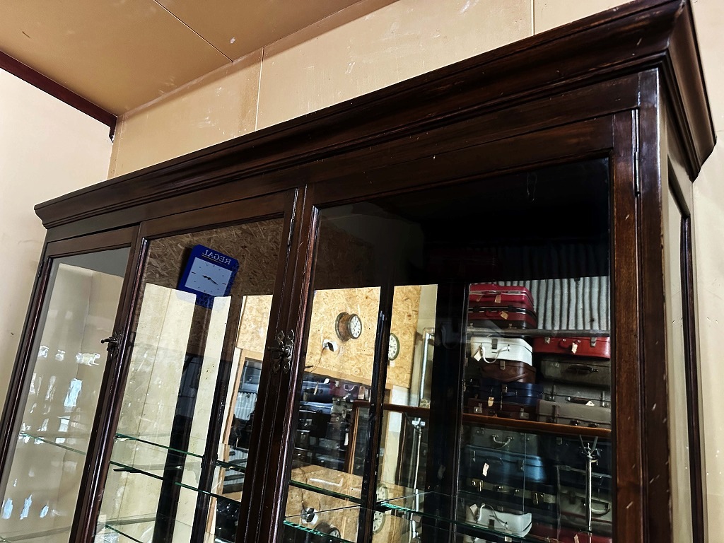 108410 販売及び長期リース店舗什器　英国製アンティーク　4段ガラス棚　3段引き出し付　ガラスショーケース 　