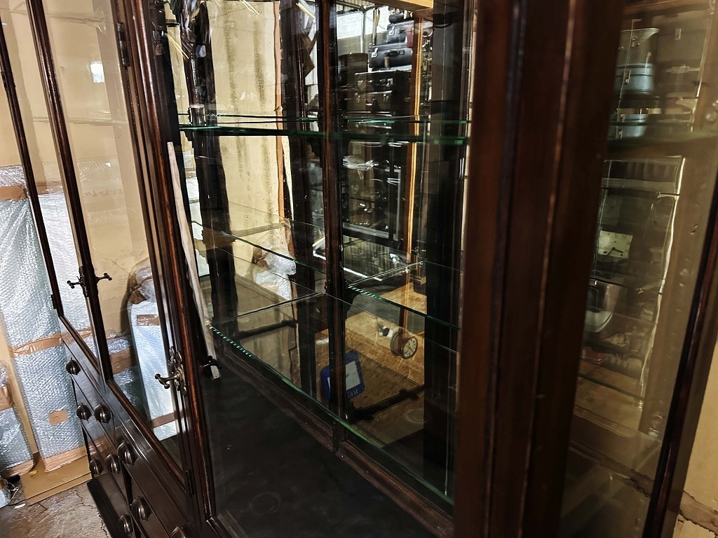 108410 販売及び長期リース店舗什器　英国製アンティーク　4段ガラス棚　3段引き出し付　ガラスショーケース 　