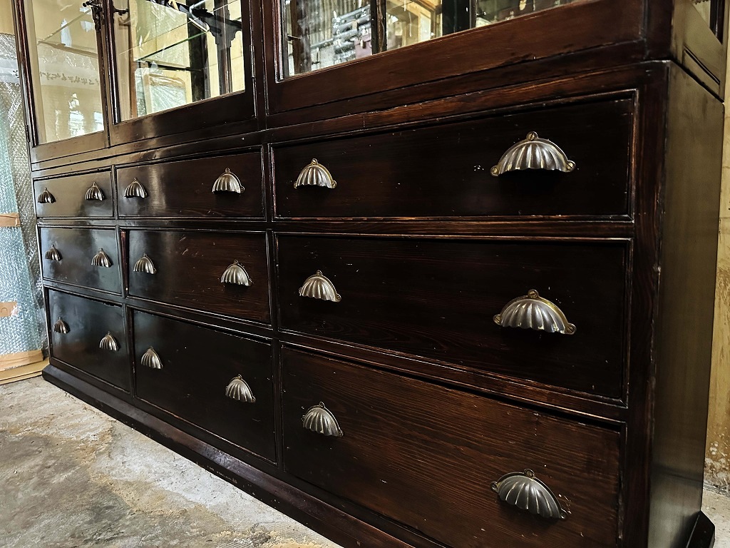 108410 販売及び長期リース店舗什器　英国製アンティーク　4段ガラス棚　3段引き出し付　ガラスショーケース 　