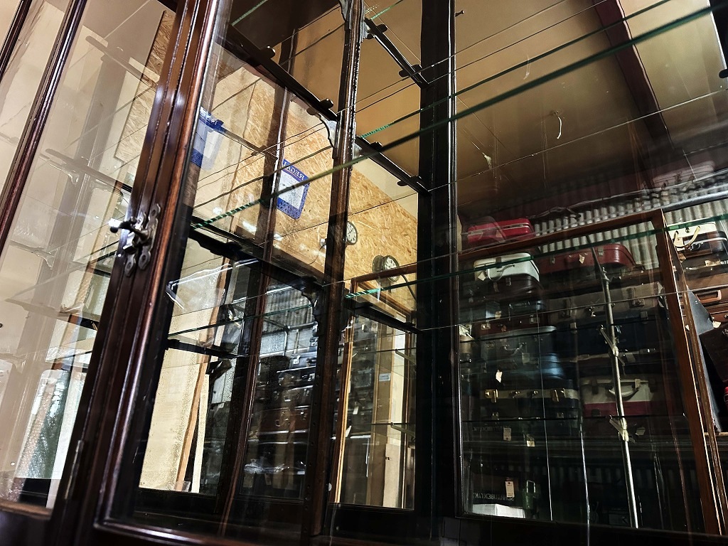 108410 販売及び長期リース店舗什器　英国製アンティーク　4段ガラス棚　3段引き出し付　ガラスショーケース 　