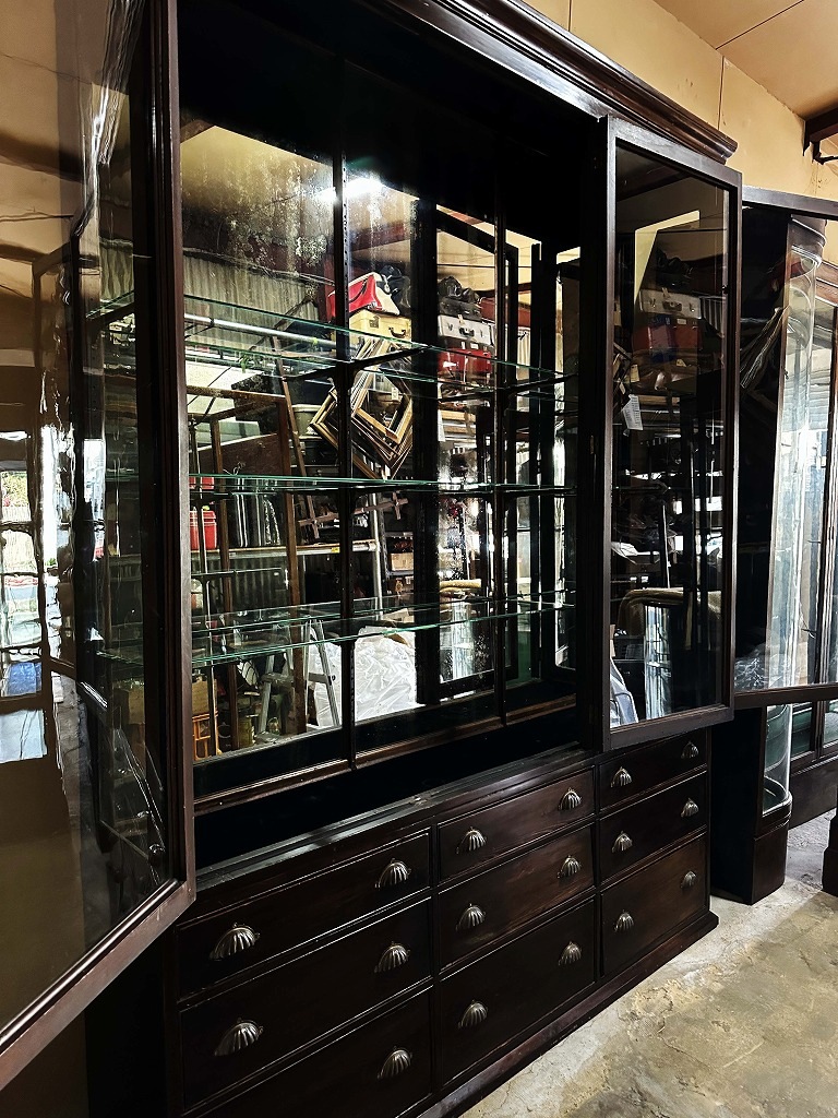 108410 販売及び長期リース店舗什器　英国製アンティーク　4段ガラス棚　3段引き出し付　ガラスショーケース 　