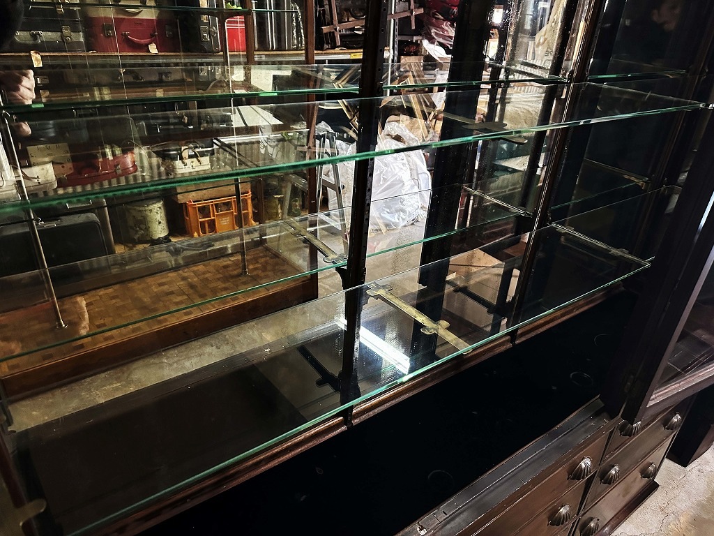108410 販売及び長期リース店舗什器　英国製アンティーク　4段ガラス棚　3段引き出し付　ガラスショーケース 　