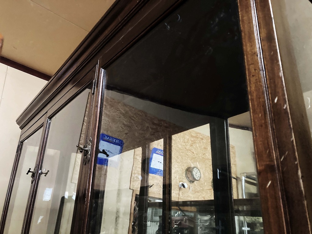 108410 販売及び長期リース店舗什器　英国製アンティーク　4段ガラス棚　3段引き出し付　ガラスショーケース 　
