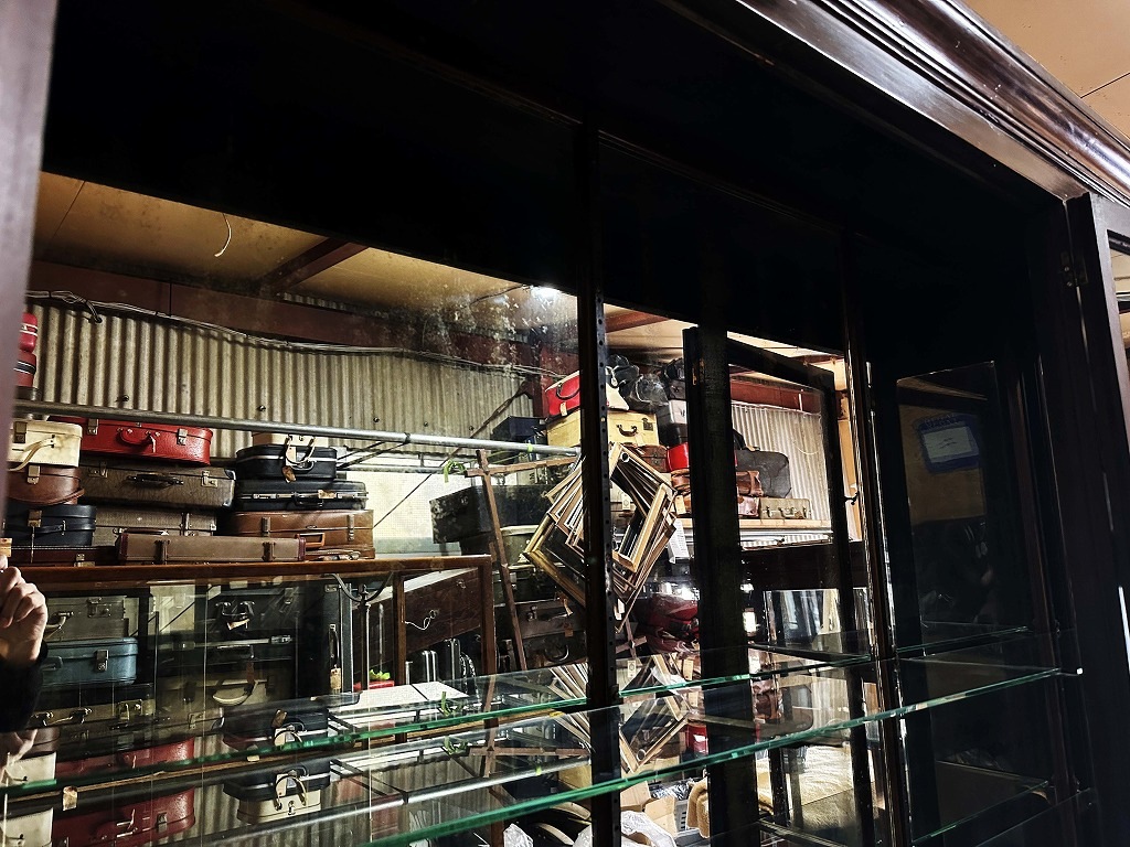 108410 販売及び長期リース店舗什器　英国製アンティーク　4段ガラス棚　3段引き出し付　ガラスショーケース 　