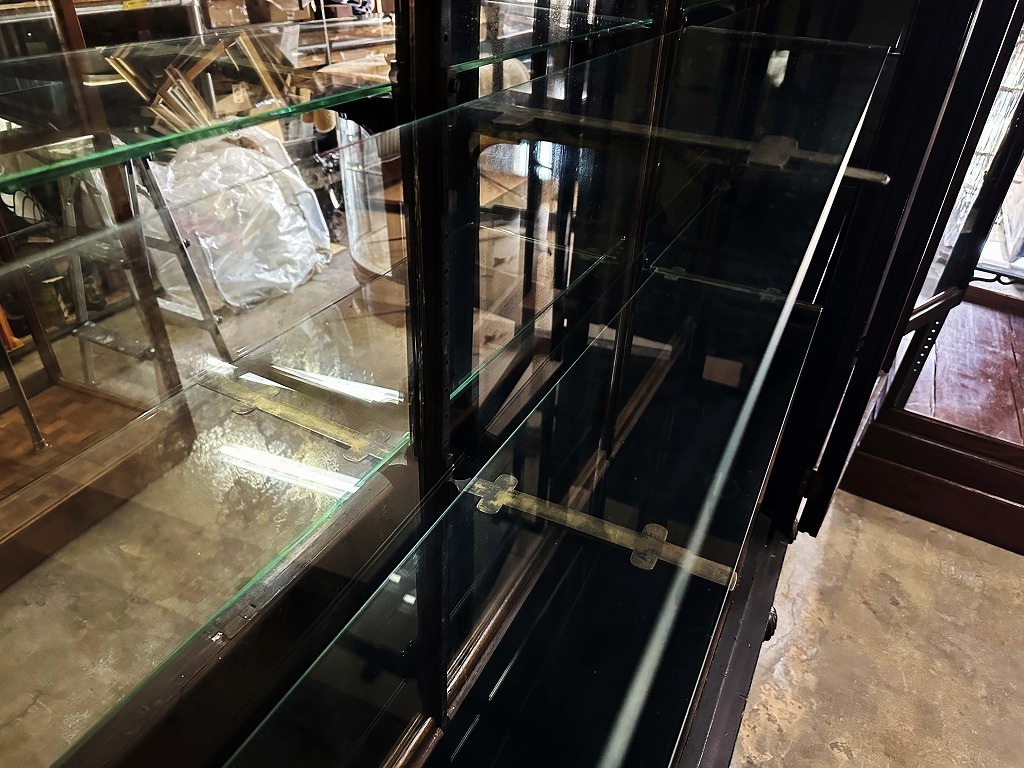 108410 販売及び長期リース店舗什器　英国製アンティーク　4段ガラス棚　3段引き出し付　ガラスショーケース 　
